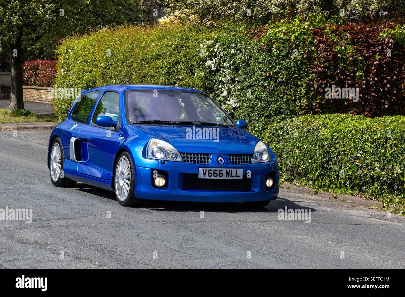 Mit dem seltenen, mittelmotorigen Renault Clio V6 Phase 2, der in Iliad Blue zur Renntag 2026 fuhr. Stockfoto