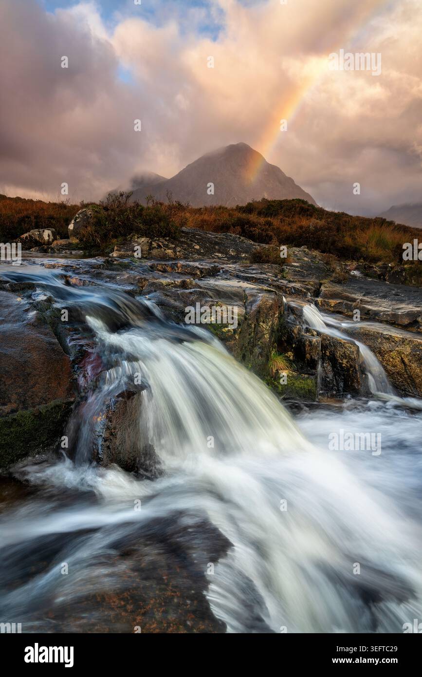 Kaskade auf dem Fluss Etive im Herbst mit der Buachaille Etive Mor und Regenbogen im Hintergrund Stockfoto