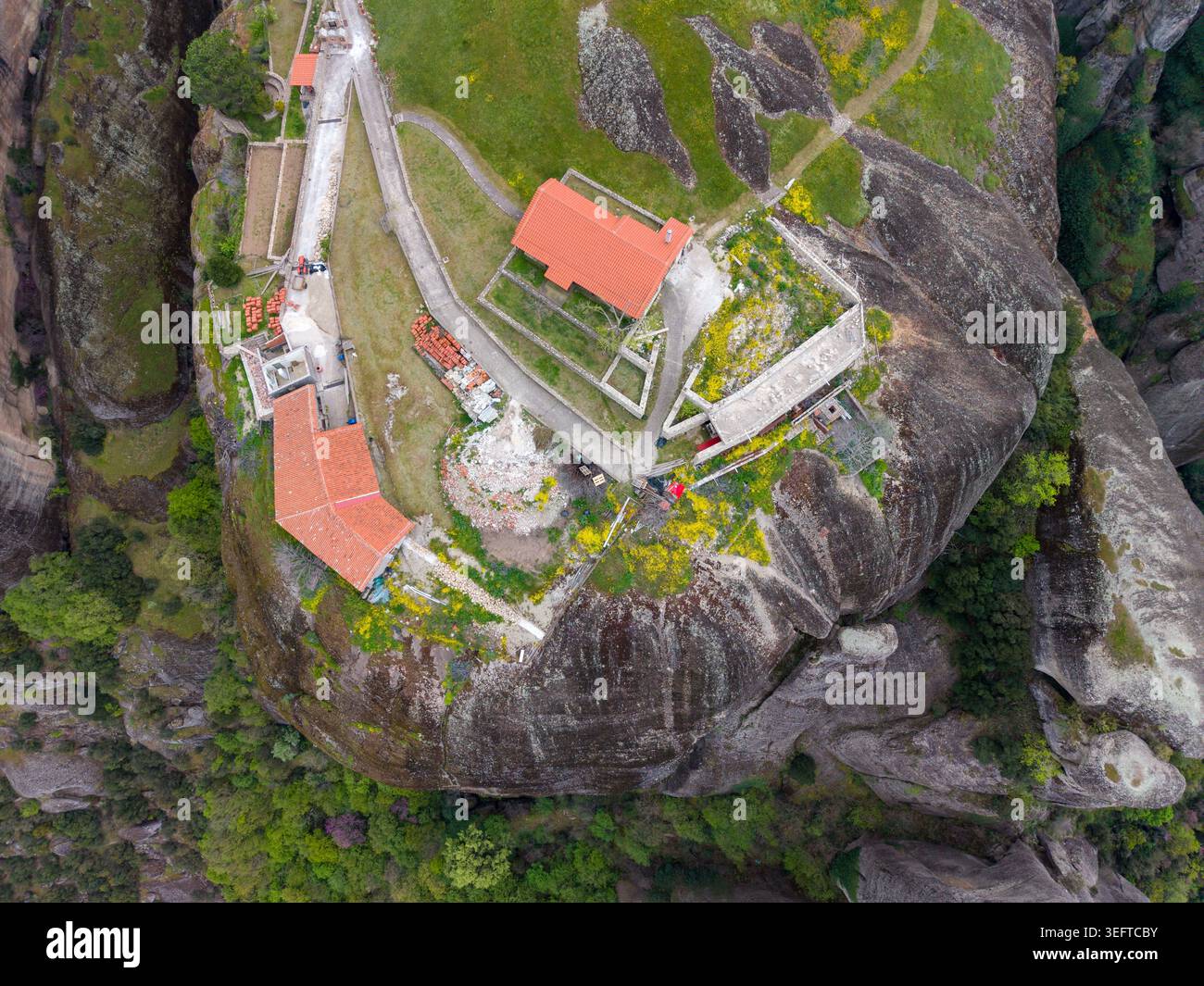 Nadir Luftaufnahme der Strukturen und Plateaus von Großmeteoronen in Kalambaka, Griechenland. Stockfoto
