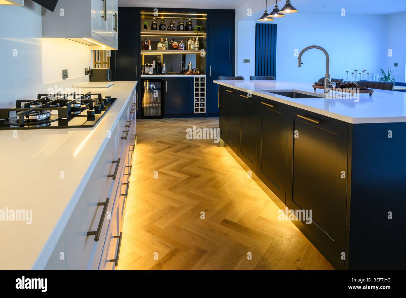 Eine moderne Designer-Landküche mit integrierter Bar Stockfoto