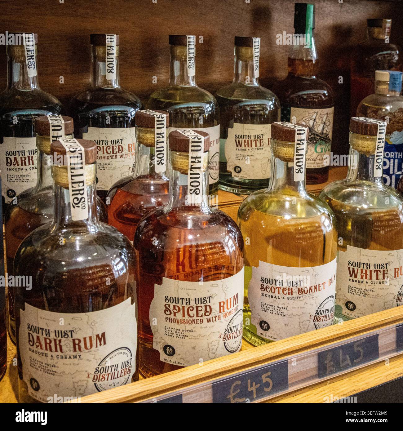 Flaschen Scotch Whiskey zum Verkauf im Shop, Schottland Stockfoto