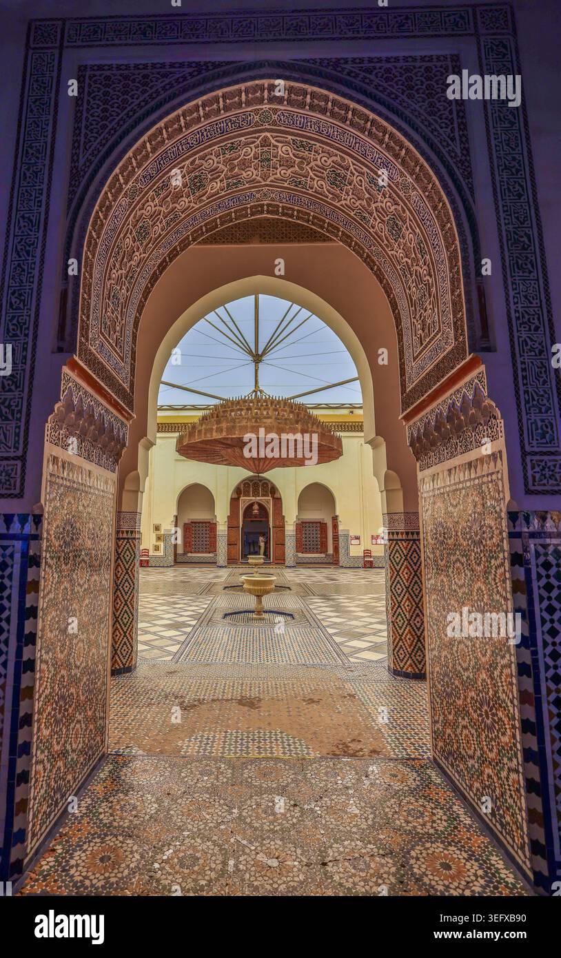 Kunstvoller Innenhof und riesiger Kronleuchter im Marrakesch Museum, dar Manebhi Palace, Marokko Stockfoto
