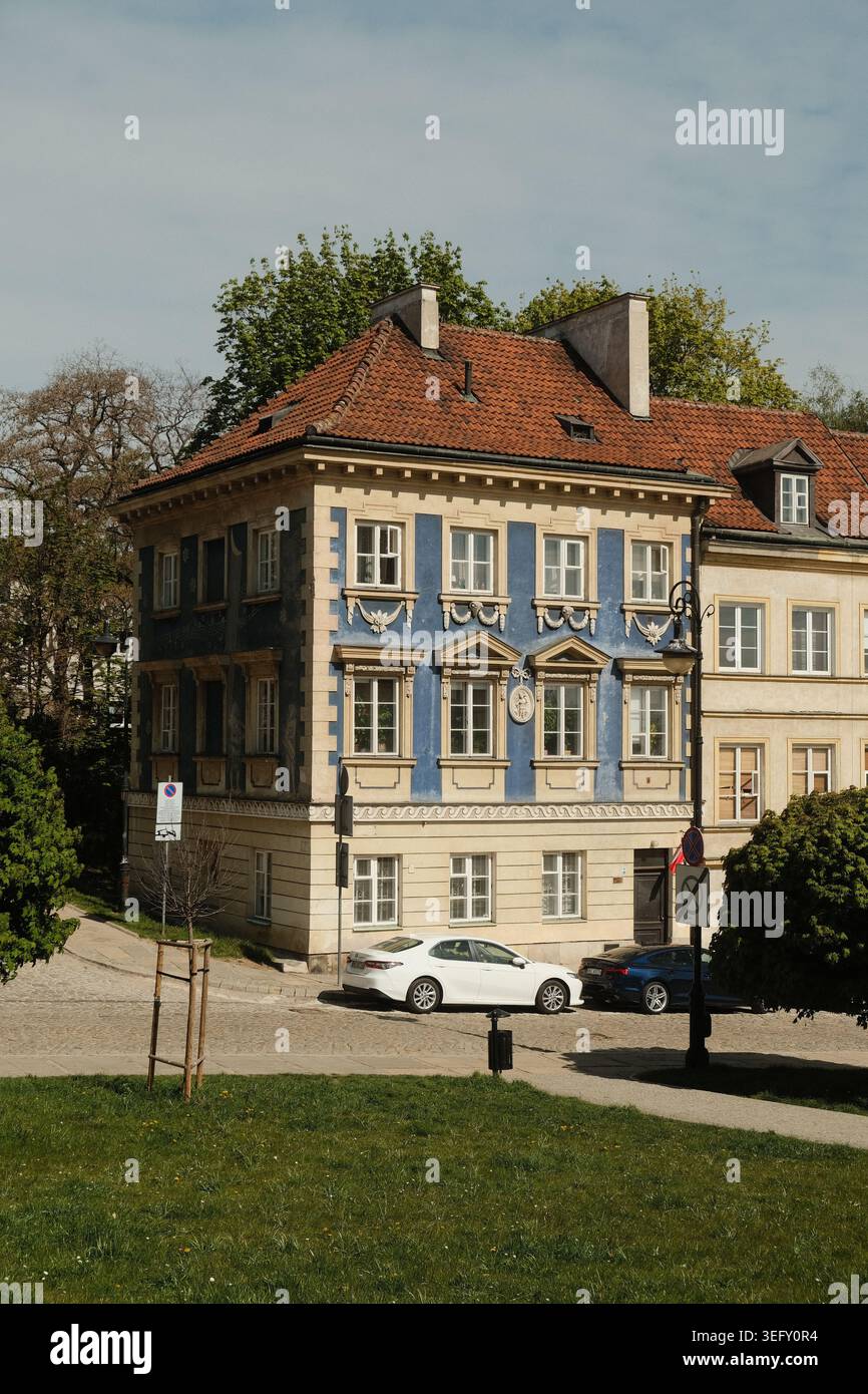 Charmantes europäisches Stadthaus mit blauer Fassade Stockfoto