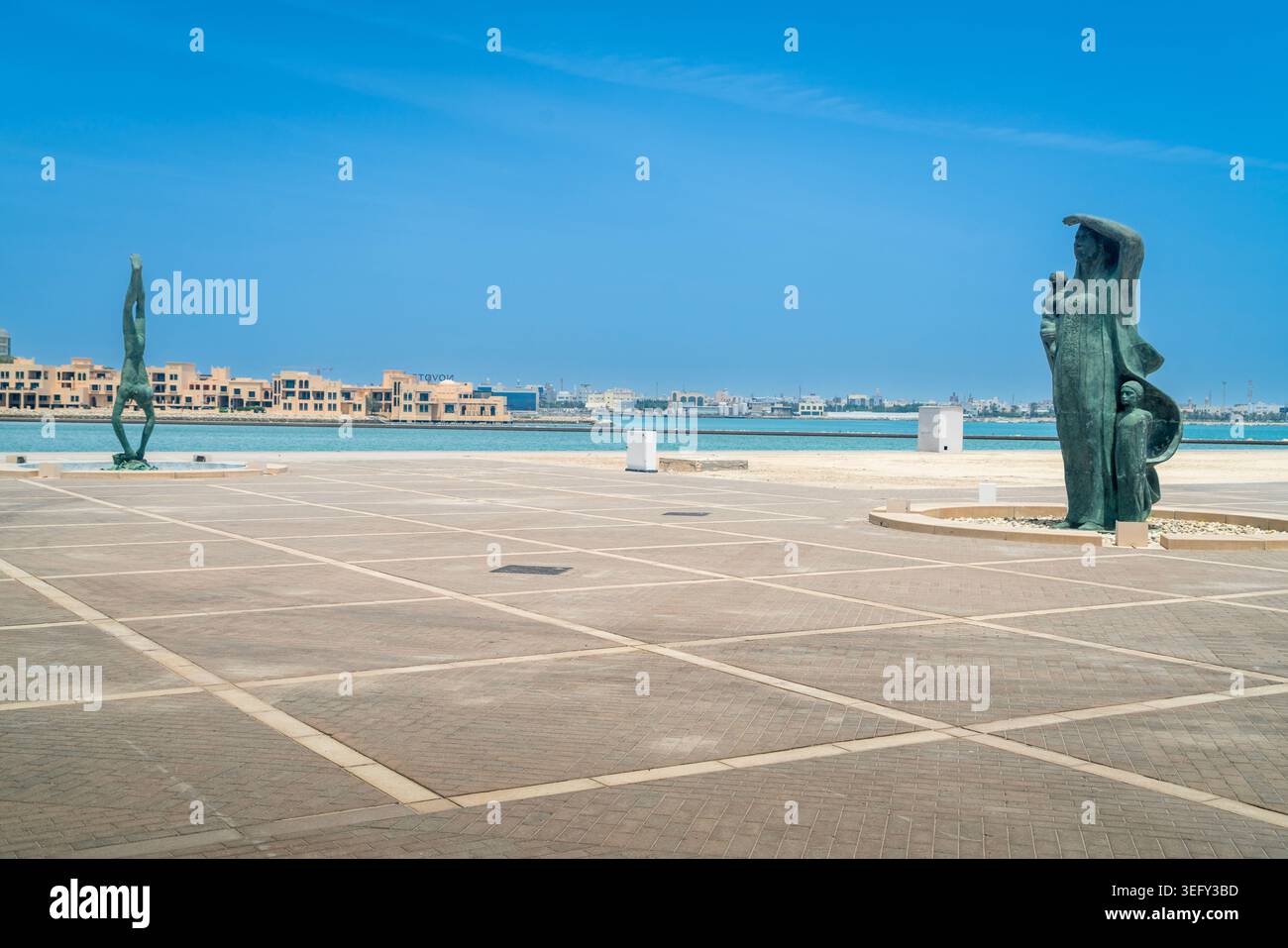 Modernes Äußere des Bahrain National Museum mit Skulpturen und Blick auf die Skyline der Stadt in Manama, der Hauptstadt von Bahrain Stockfoto