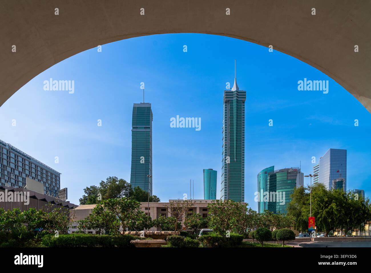 Manama Skyline umrahmt von Bab Al Bahrain – Moderne Türme und urbane Landschaft in Bahrains Hauptstadt Stockfoto