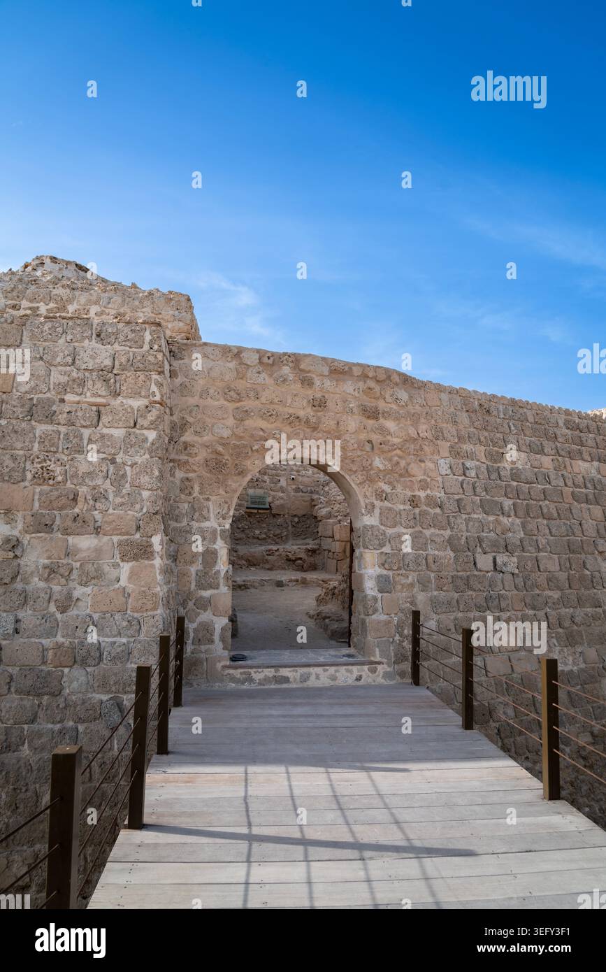 Antike Ruinen von Qal'at al-Bahrain (Fort von Bahrain), ein UNESCO-Weltkulturerbe mit Blick auf den Persischen Golf in Manama Stockfoto
