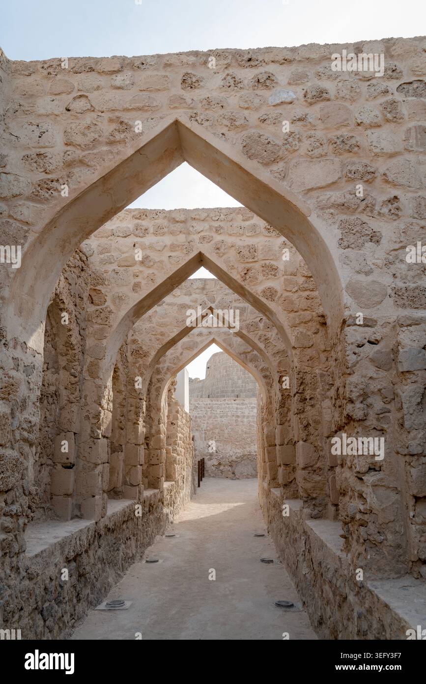 Antike Ruinen von Qal'at al-Bahrain (Fort von Bahrain), ein UNESCO-Weltkulturerbe mit Blick auf den Persischen Golf in Manama Stockfoto