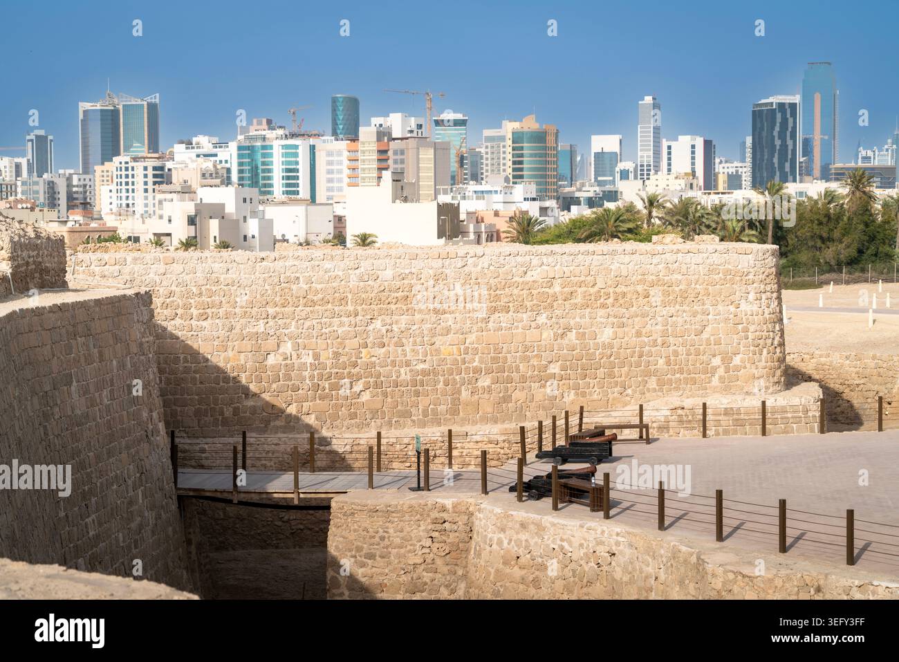 Antike Ruinen von Qal'at al-Bahrain (Fort von Bahrain), ein UNESCO-Weltkulturerbe mit Blick auf den Persischen Golf in Manama Stockfoto