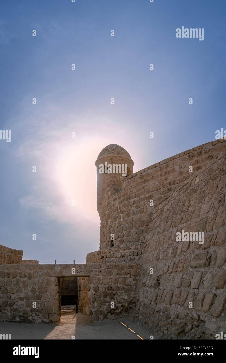 Antike Ruinen von Qal'at al-Bahrain (Fort von Bahrain), ein UNESCO-Weltkulturerbe mit Blick auf den Persischen Golf in Manama Stockfoto