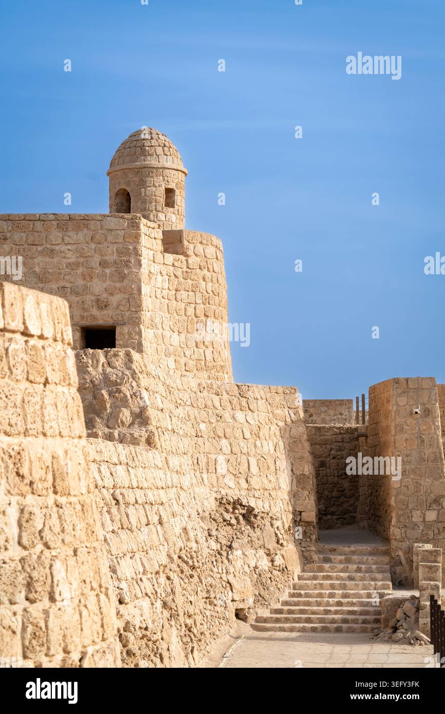 Antike Ruinen von Qal'at al-Bahrain (Fort von Bahrain), ein UNESCO-Weltkulturerbe mit Blick auf den Persischen Golf in Manama Stockfoto