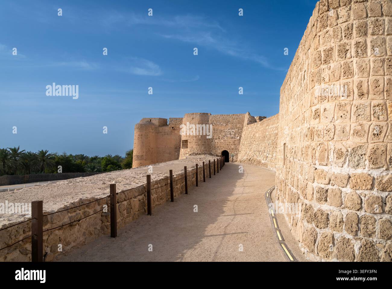 Antike Ruinen von Qal'at al-Bahrain (Fort von Bahrain), ein UNESCO-Weltkulturerbe mit Blick auf den Persischen Golf in Manama Stockfoto