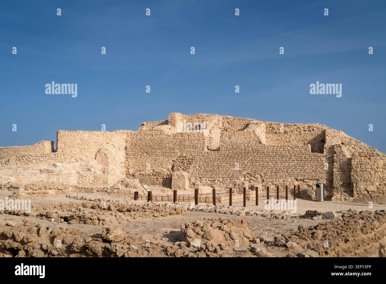 Antike Ruinen von Qal'at al-Bahrain (Fort von Bahrain), ein UNESCO-Weltkulturerbe mit Blick auf den Persischen Golf in Manama Stockfoto
