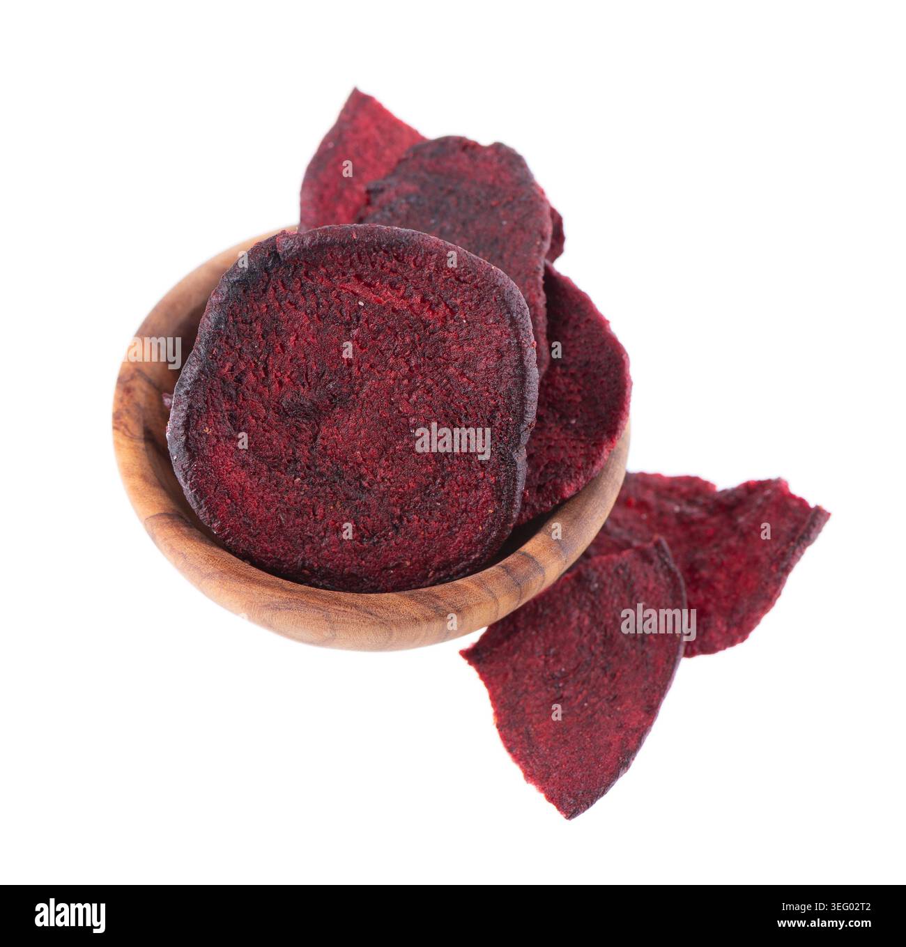 Knusprig geröstete Rote-Bete-Chips mit Meersalz, isoliert auf weißem Hintergrund. Gesunder und knuspriger natürlicher Gemüsesnack. Beschneidungspfad Stockfoto