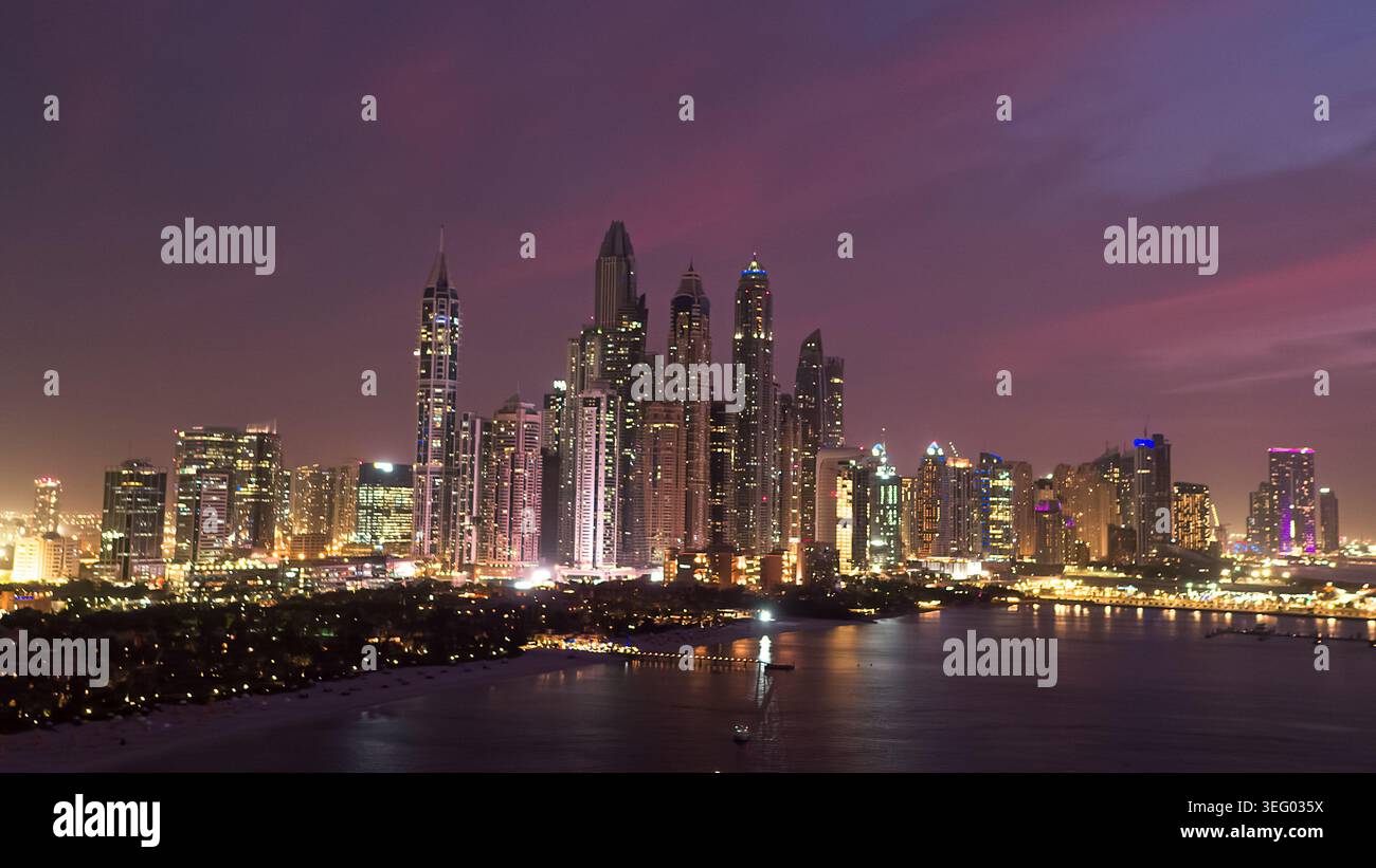 Dubai Marina Stadtbild bei Sonnenuntergang mit violettem Himmel Stockfoto