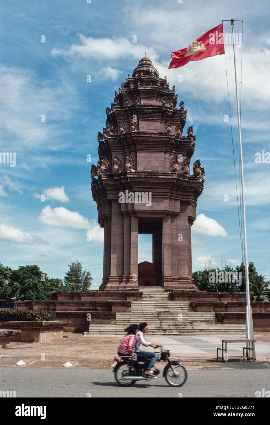 Das Unabhängigkeitsdenkmal in Phenom Penh mit der Nationalflagge Kambodschas. Es wurde 1958 erbaut, um die Unabhängigkeit Kambodschas von Frankreich 1953 zu gedenken. Der Entwurf des kambodschanischen Architekten Vann Molyvann ist von der Tempelarchitektur der Khmer inspiriert, insbesondere von den lotosförmigen Türmen der angkorianischen Tempel. Stockfoto