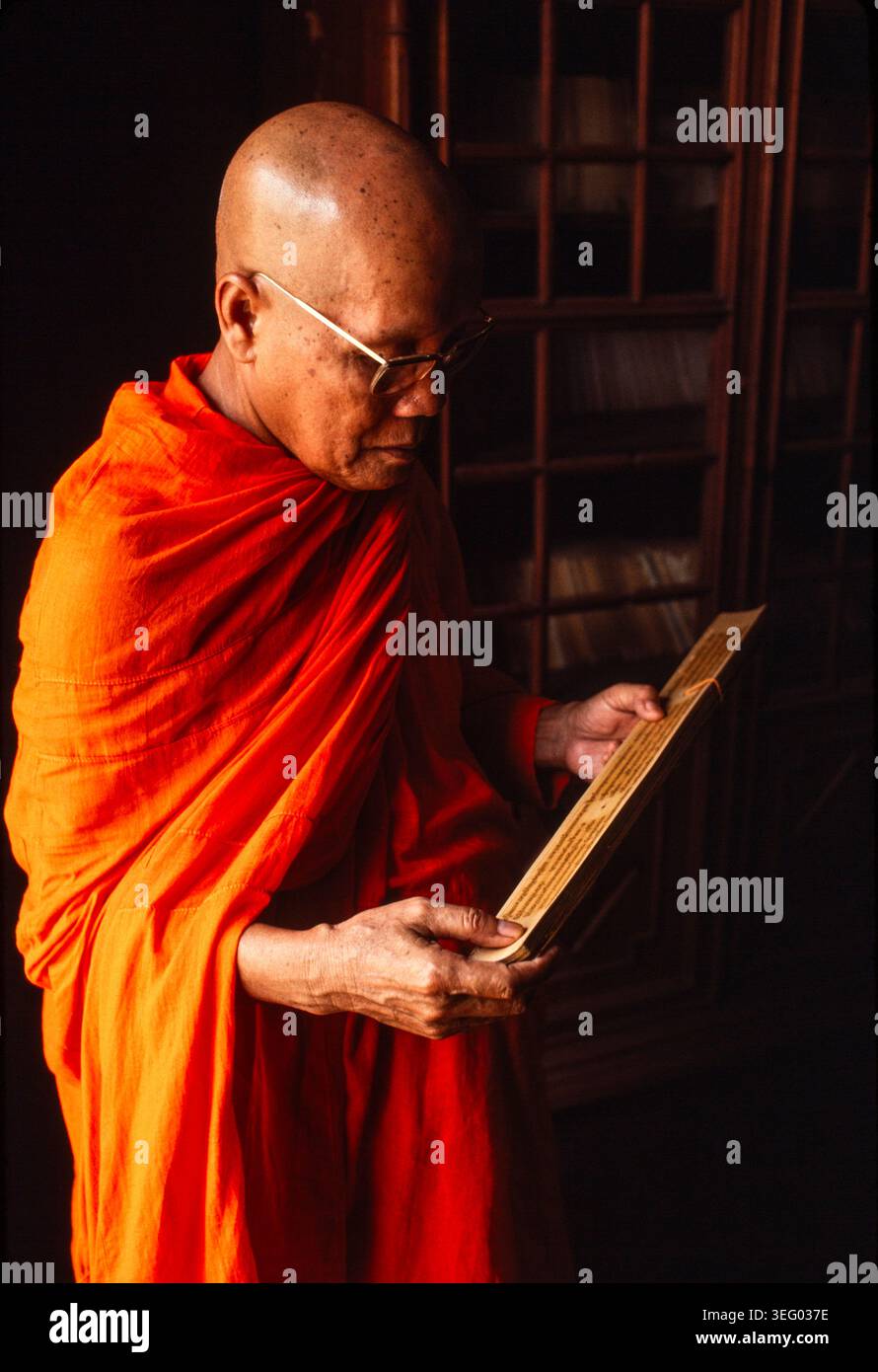 Buddhistische Mönche in einem Kloster in Phnom Penh, 1987. Stockfoto