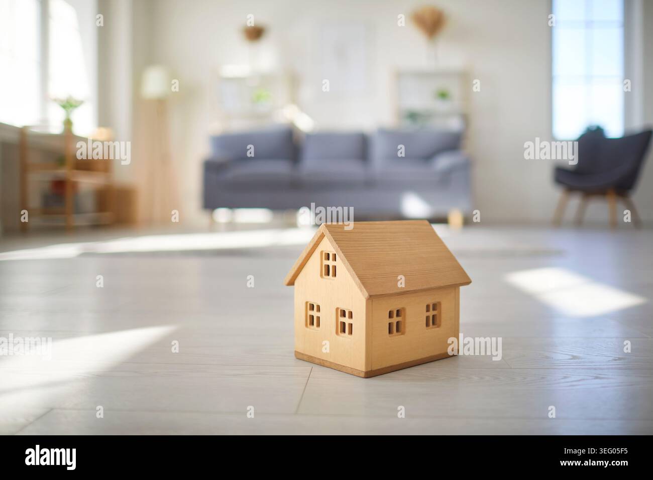 Holzmodell auf dem Boden des Wohnzimmers, gemütliches Innenleben mit Fokus auf Spielzeug Stockfoto