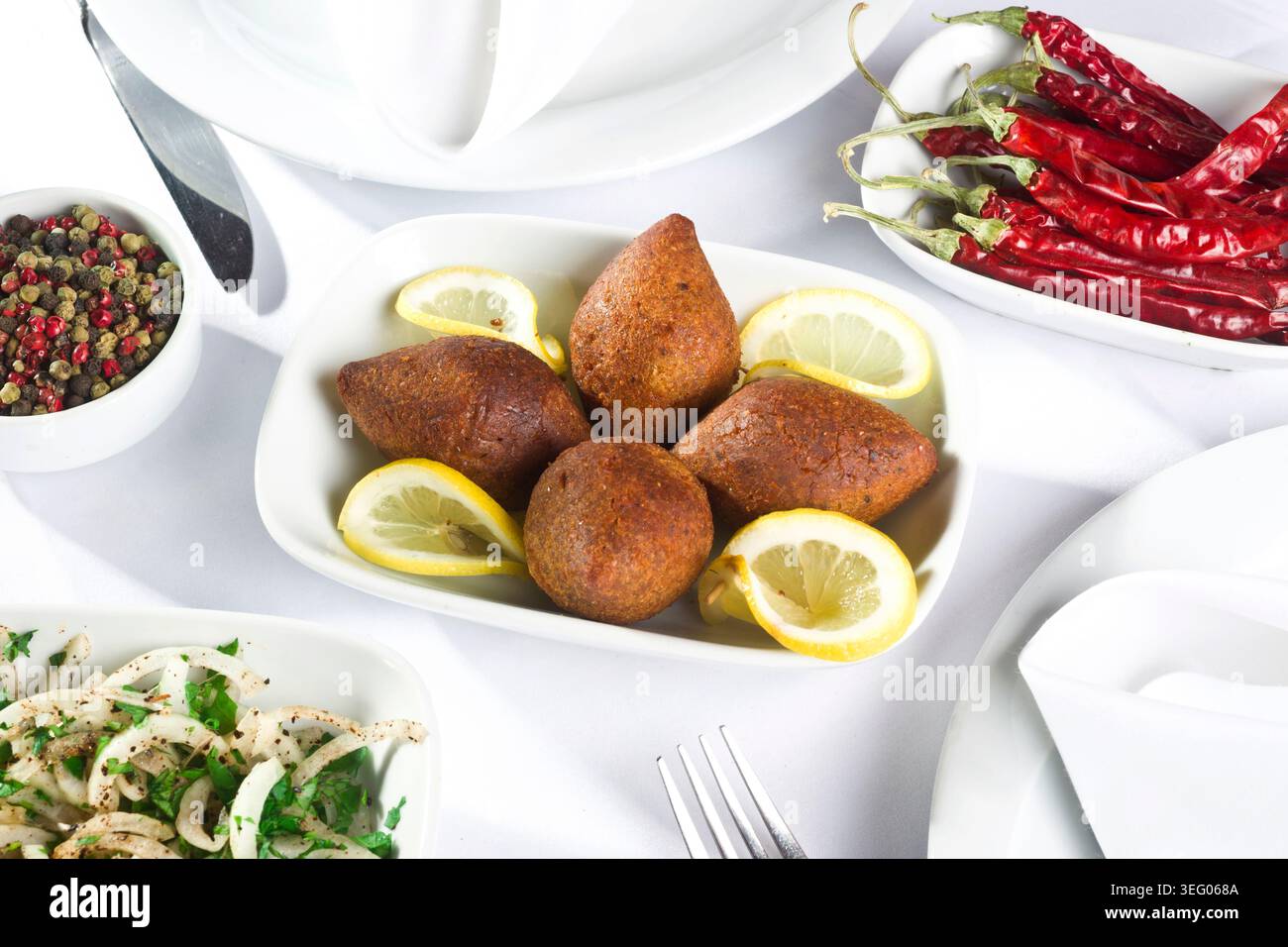 Türkische gefüllte Fleischbällchen auf einem Teller, knusprige Bulgur-Hülle gefüllt mit gewürztem Hackfleisch, traditionelle anatolische Küche Stockfoto