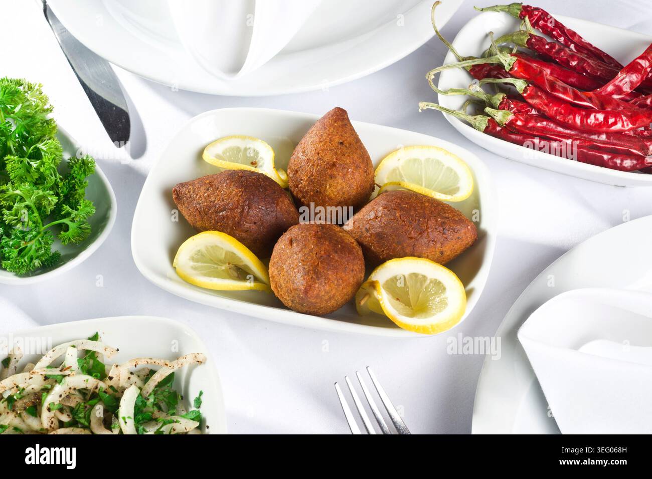 Türkische gefüllte Fleischbällchen auf einem Teller, knusprige Bulgur-Hülle gefüllt mit gewürztem Hackfleisch, traditionelle anatolische Küche Stockfoto