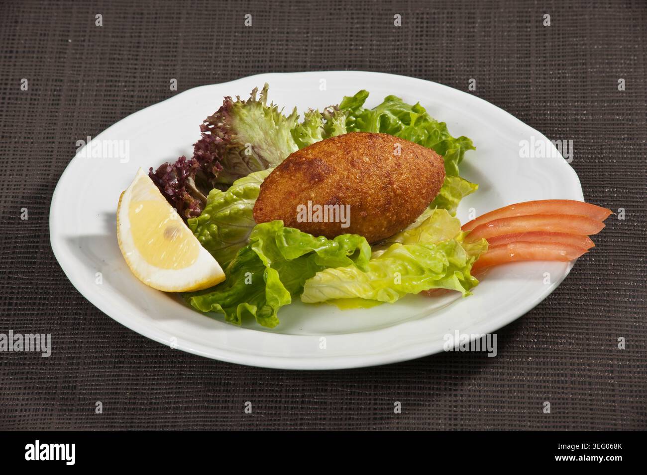 Türkische gefüllte Fleischbällchen auf einem Teller, knusprige Bulgur-Hülle gefüllt mit gewürztem Hackfleisch, traditionelle anatolische Küche Stockfoto