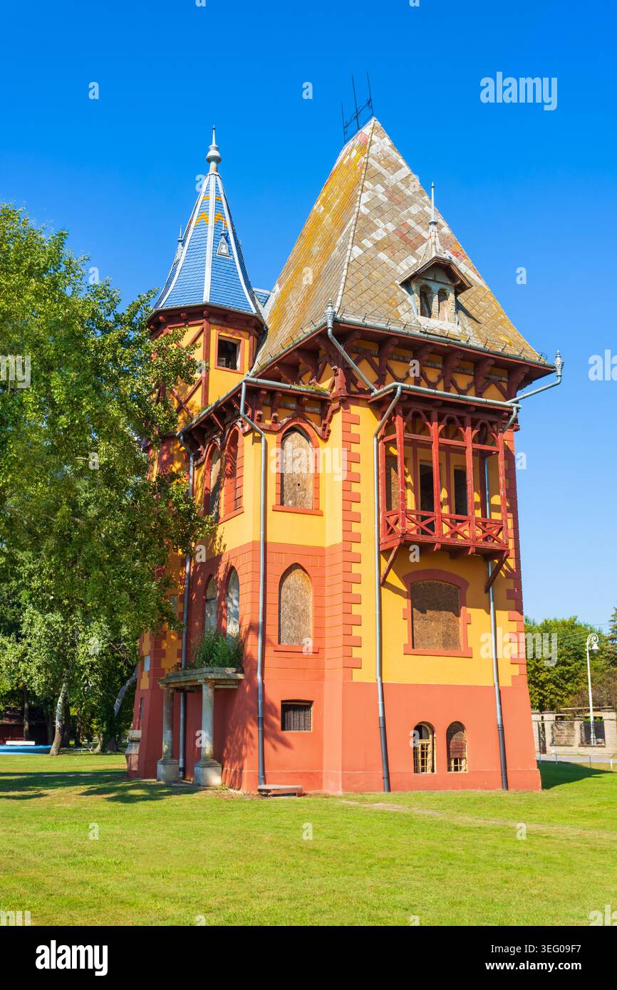 Blick auf den historischen Bagolyvar Eulenturm und die Seepromenade am Palic-See in Serbien Stockfoto