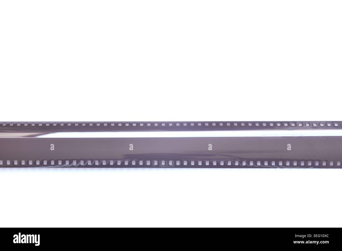 135 Negativfilm der manuellen Kamera auf weißem Hintergrund Stockfoto