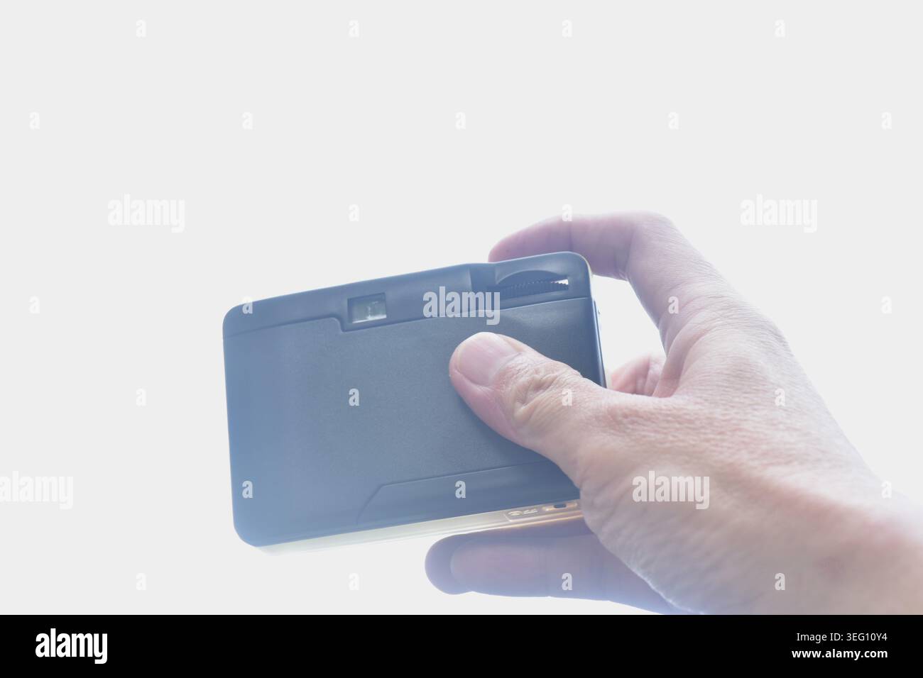 Handfotografie mit manueller Kompaktkamera mit hellem Himmel Hintergrund und Textur Stockfoto