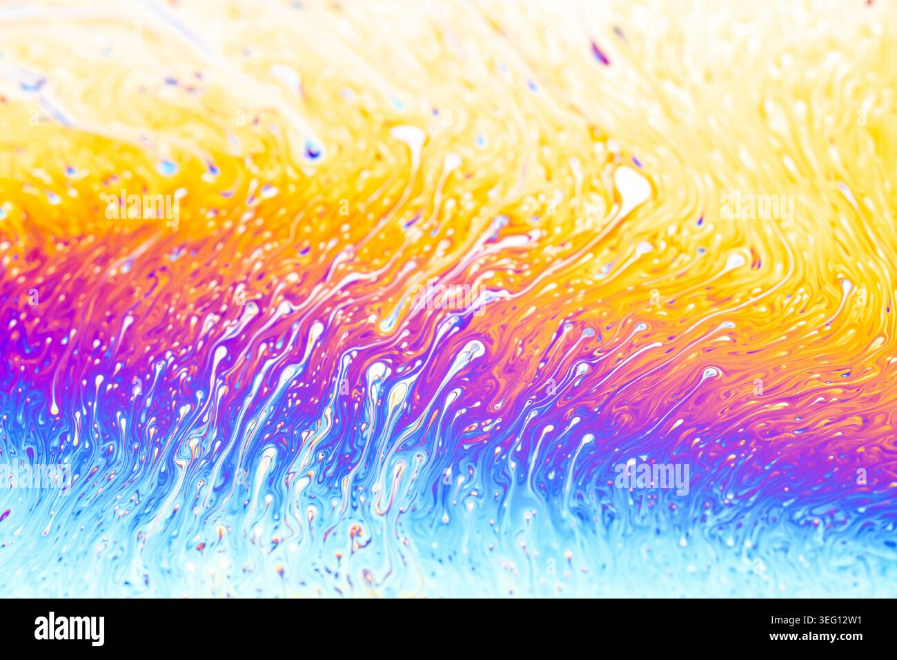 Nahaufnahme irisierender Farben auf einer Seifenblase, die Strömungsdynamik und Lichtinterferenzmuster zeigt Stockfoto