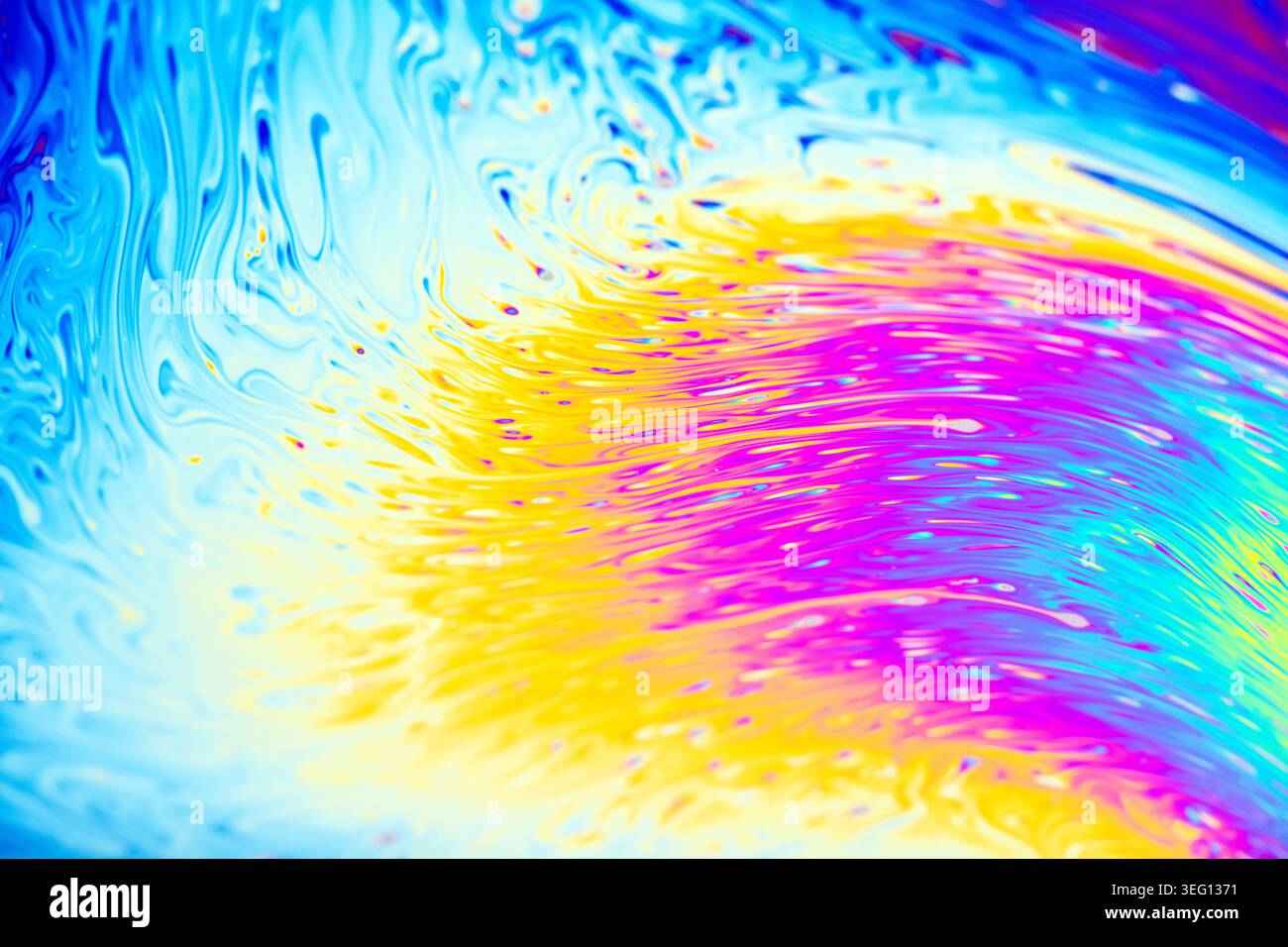 Nahaufnahme der Seifenblase irisierend, die ein Spektrum von hellen Farben und fließenden Bewegungen zeigt Stockfoto