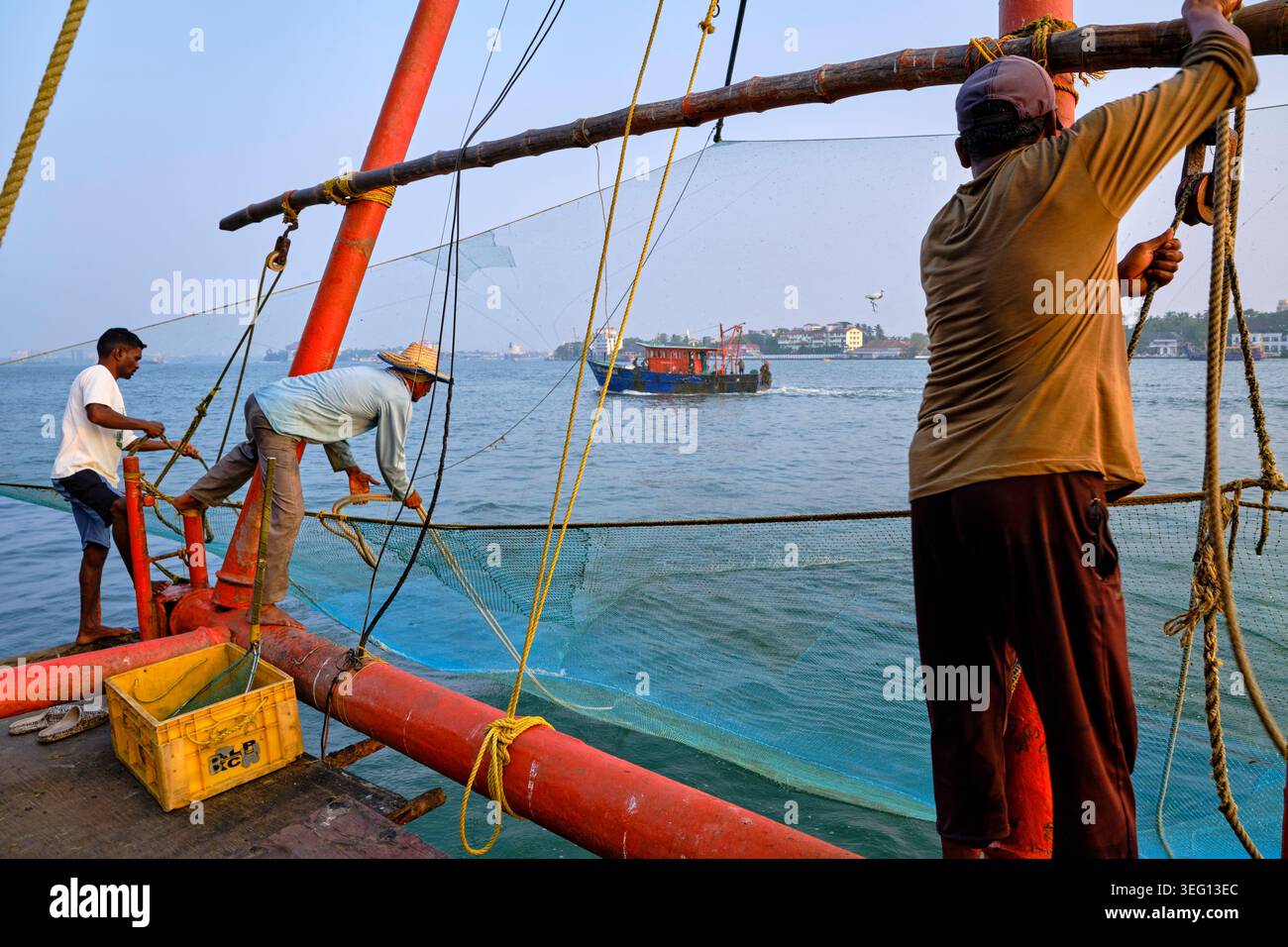 Indien, Kerala State, Fort cochin oder Kochi, chinesische Fischernetze, die im 14. Und 15. Jahrhundert von chinesischen Händlern importiert wurden Stockfoto