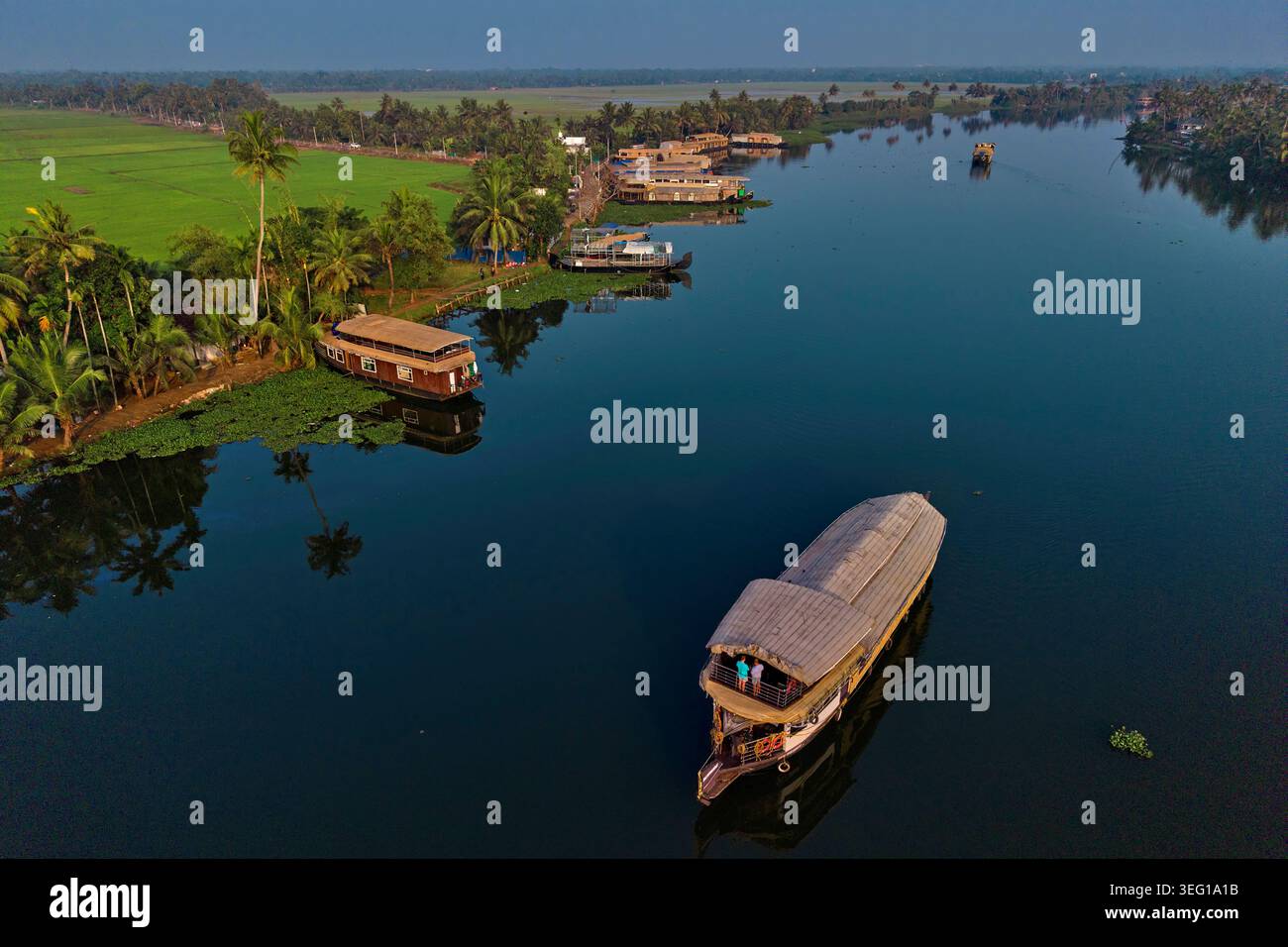 Indien, Kerala State, Alleppey, Backwaters, touristisches Hausboot im Stil alter Reistransportboote gebaut, aus der Vogelperspektive Stockfoto