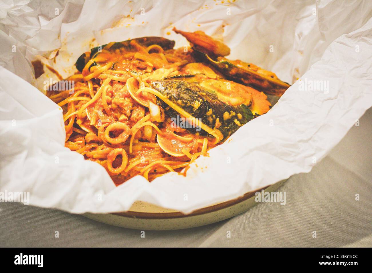 LINGUINE SEAFOOD BAG frische Meeresfrüchte Muscheln, Suid, Muscheln in Tomatensauce Stockfoto