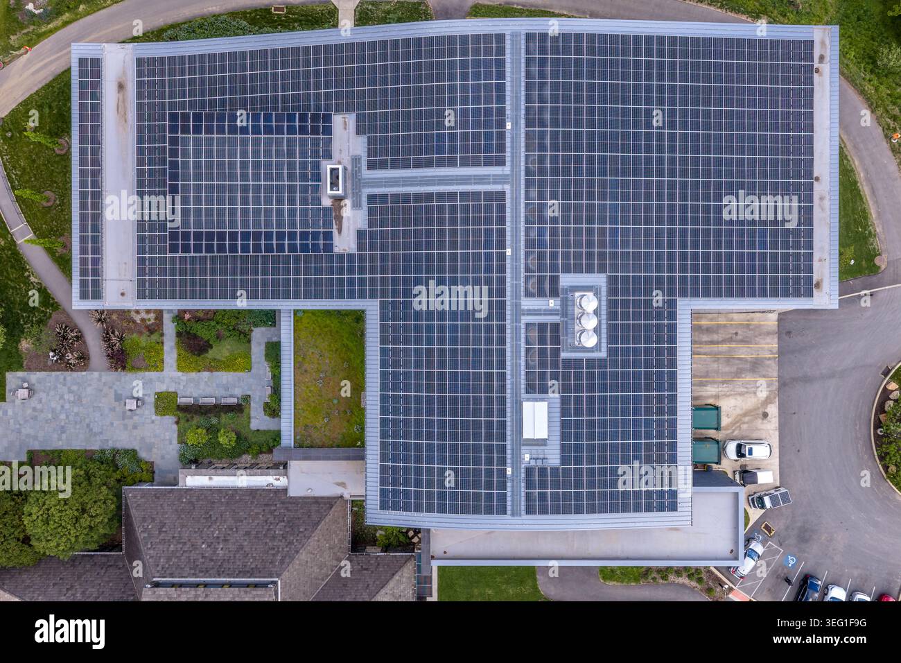 Ein Nadir (gerade nach unten) Drohnenfoto einer großen Sonnenkollektorinstallation auf dem Dach am Swarthmore College in Swarthmore, Delaware County, Penn Stockfoto