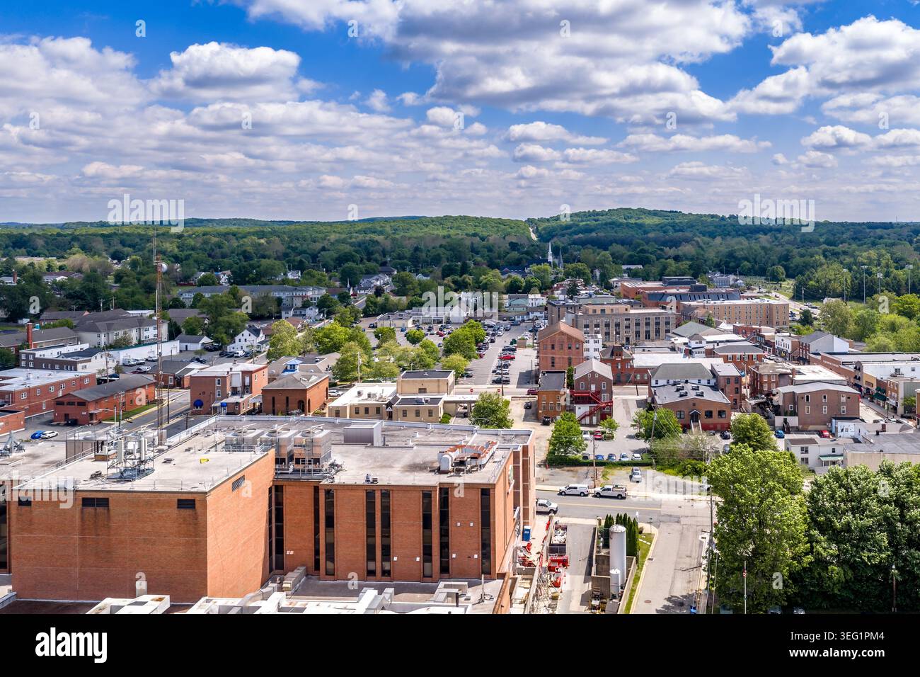Ein Drohnenfoto mit Blick auf die Hauptgeschäftsstraße des historischen Stadtzentrums von Elkton, Cecil County, Maryland, zeigt die Tradition der Stadt Stockfoto