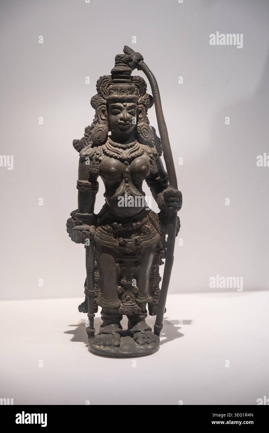 Durga. 17. Jahrhundert n. Chr. Bronze. Kerala. Höhe: 17,3 cm, Breite: 7,0 cm, Tiefe: 4,3 cm. Ein Bild einer zweiarmigen Durga, die auf einem runden Sockel steht Stockfoto
