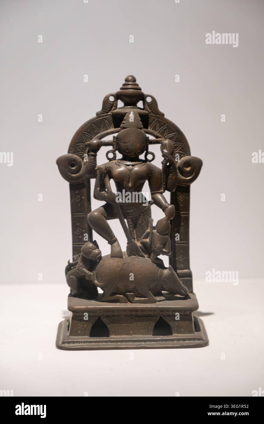 Mahishasuramardini. 16. Jahrhundert n. Chr. Bronze. Westindien. Höhe: 14,0 cm, Breite: 8,0 cm, Tiefe: 5,0 cm. Dies ist eine vierarmige Figur Mahishasuras Stockfoto