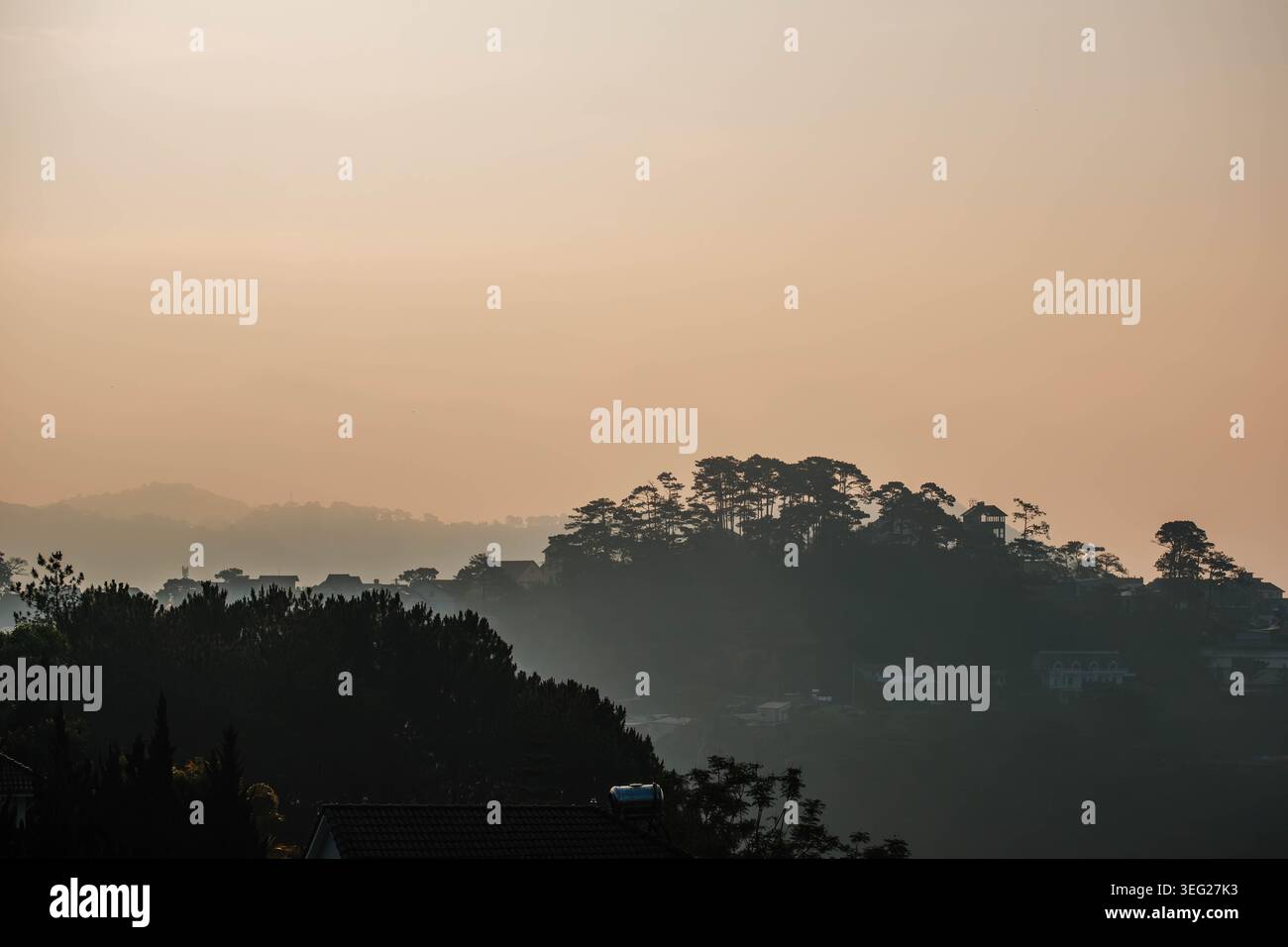 Silhouetten Bewaldeter Ridges Unter Orange Sky Stockfoto