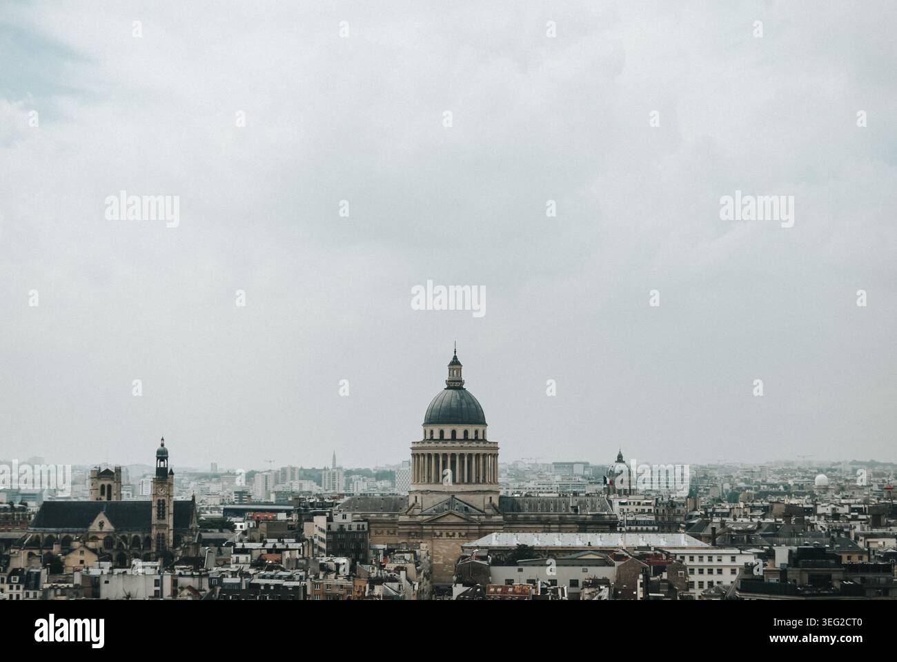 Atemberaubender Panoramablick auf Paris mit seiner ikonischen Architektur, historischen Denkmälern und bezaubernden Stadtlandschaft unter einem bewölkten Himmel, die Kunst und h miteinander verbindet Stockfoto