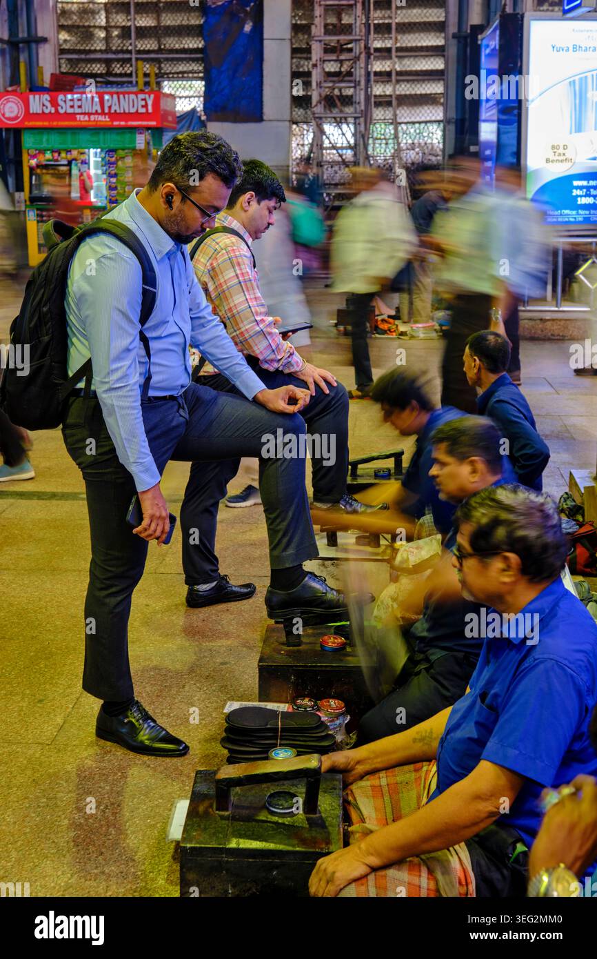 Indien, Bundesstaat Maharashtra, Mumbai (Bombay), Victoria Terminus oder Chhatrapati Shivaji Station, Schuhputzer Stockfoto