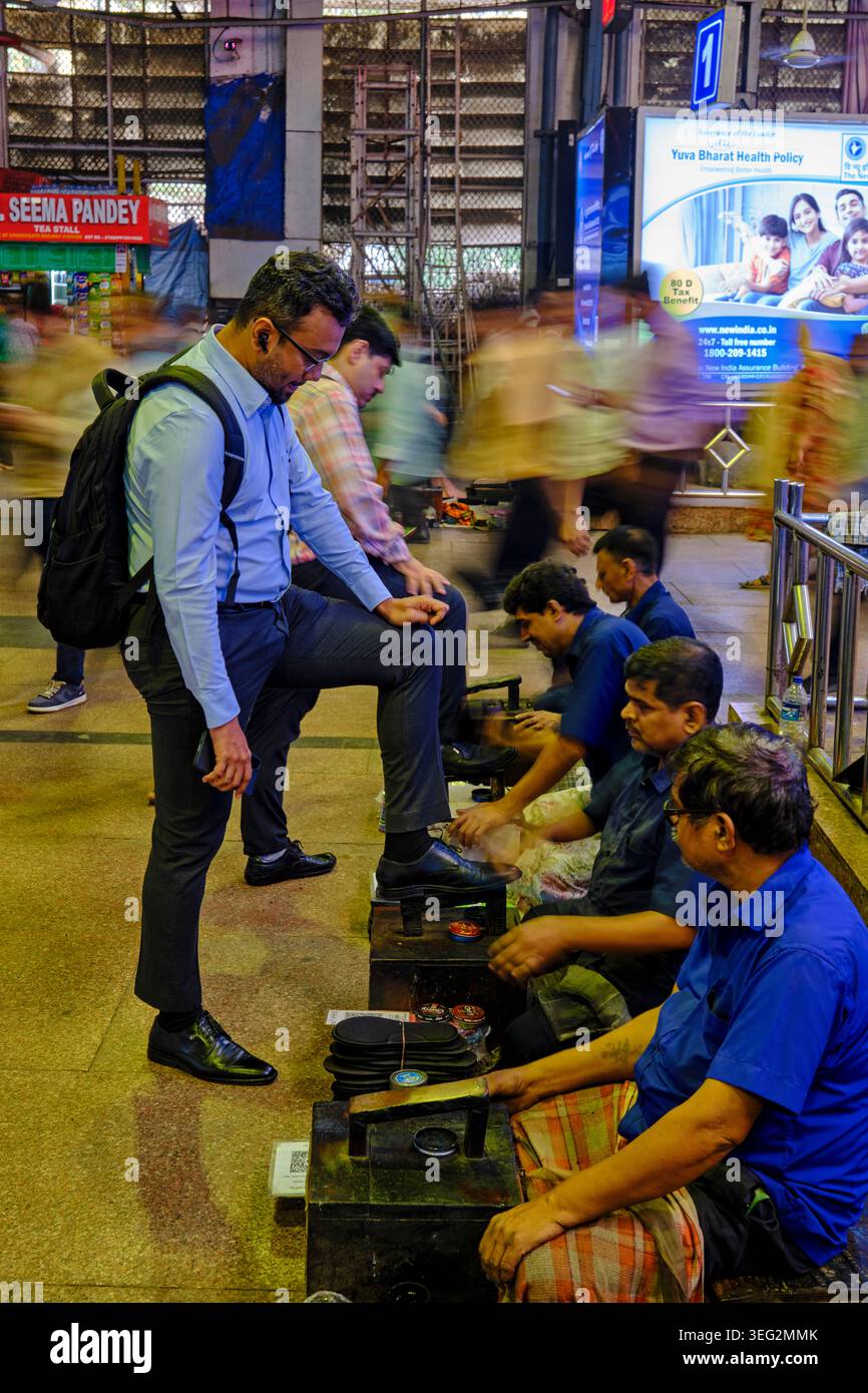 Indien, Bundesstaat Maharashtra, Mumbai (Bombay), Victoria Terminus oder Chhatrapati Shivaji Station, Schuhputzer Stockfoto
