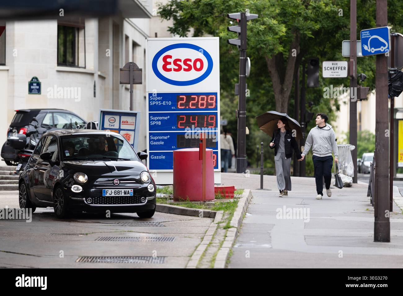 ESSO-Tankstelle und Kraftstoffpreisschild in der Rue Scheffer im 16. Arrondissement von Paris, Frankreich. Stockfoto