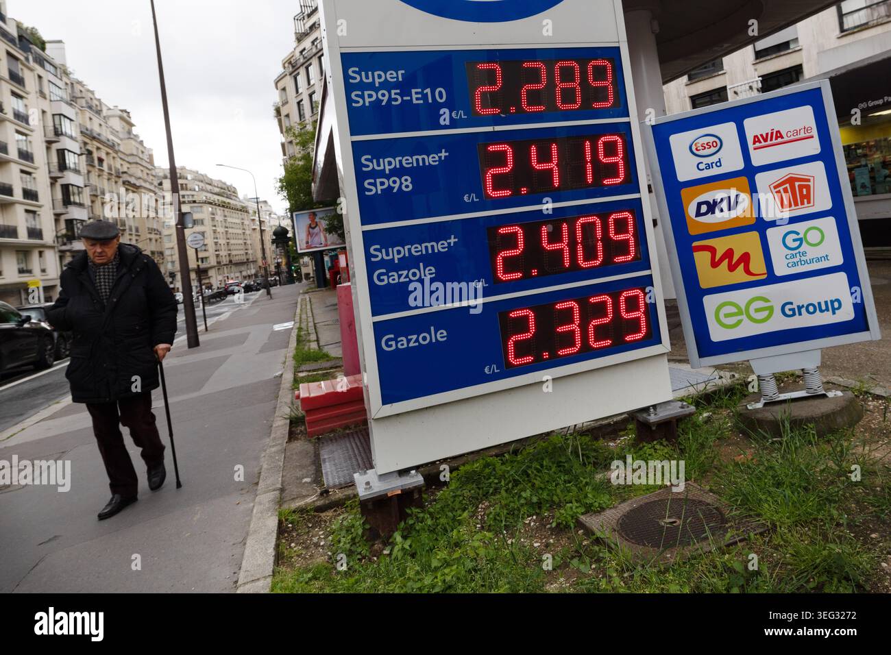 Kraftstoffpreise an einer Esso-Tankstelle im 16. Arrondissement von Paris, Frankreich. Stockfoto
