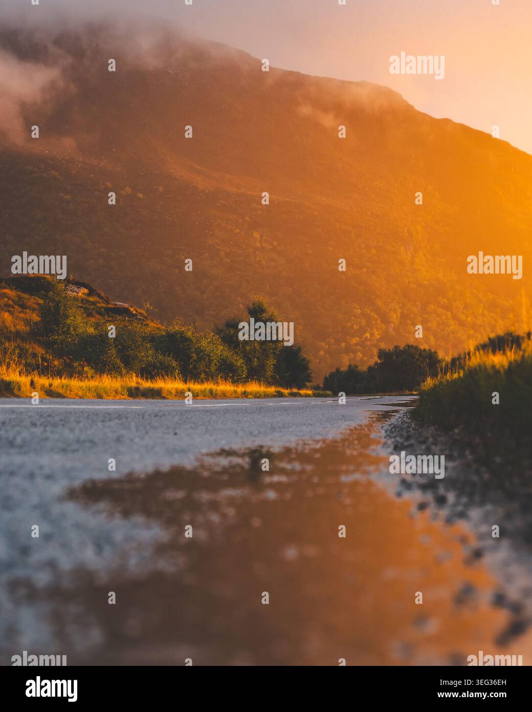 Leere Road Mountain Sunrise Scottish Highlands Schottland Stockfoto