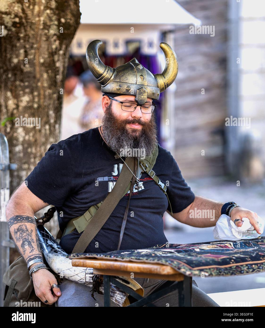 Dijon, Frankreich - 9. Mai 2026: Eine Gruppe von Männern in traditionellen keltischen Kilts, Wikingerkleidung und Narrenkostüm versammelte sich im Stadtzentrum. cele Stockfoto