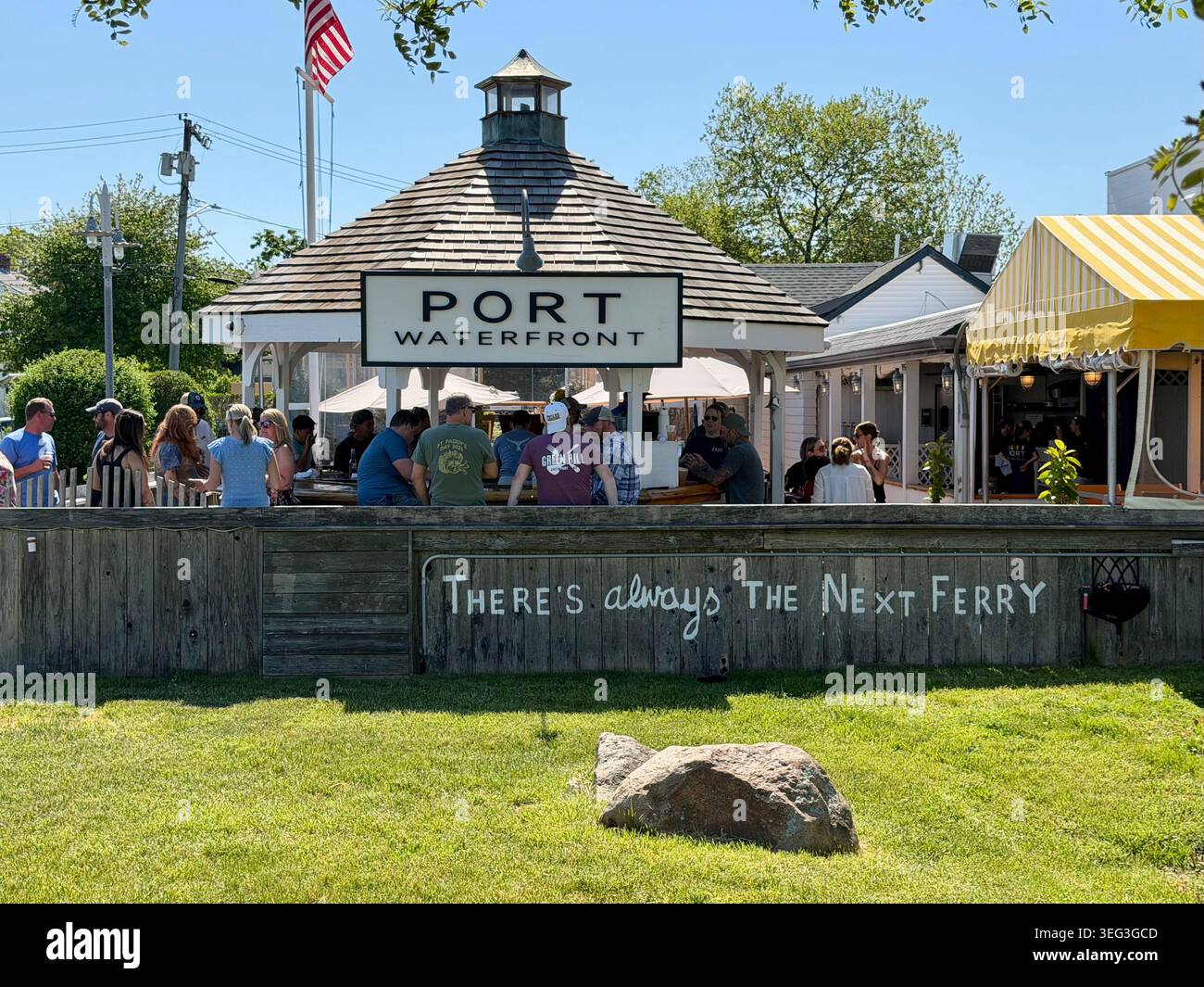 Port Waterfront Restaurant neben dem North Ferry Terminal in Greenport, New York. - Smartphone-aufgenommenes Stockfoto