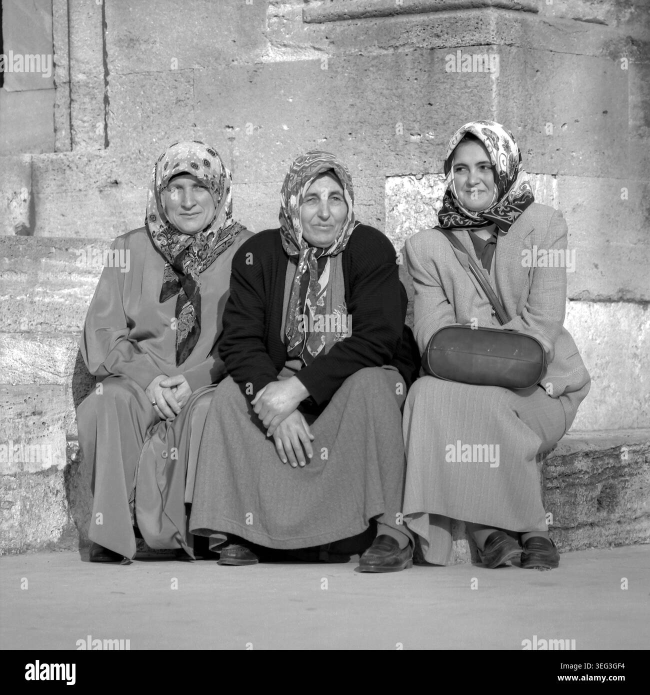 Drei Frauen mit Niqab. Istambul, Türkiye Stockfoto
