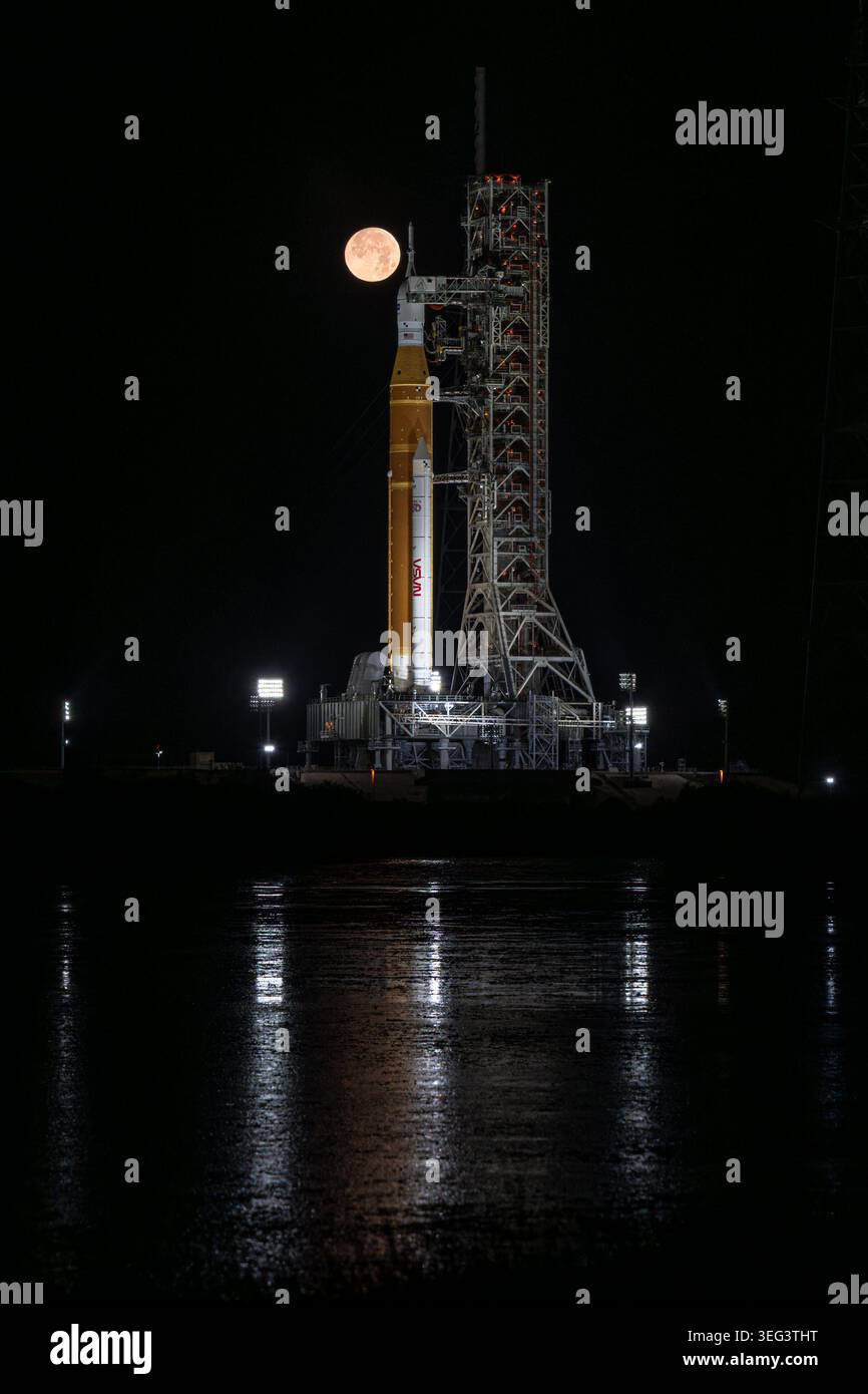 Der Vollmond ist hinter der Rakete Artemis II Space Launch System (SLS) der NASA und dem Orion-Raumschiff zu sehen, die am Sonntag, den 1. Februar 2026, im Kennedy Space Center der NASA in Florida auf einem mobilen Trägerraketen am Launch Complex 39B stehen. Der Artemis-II-Testflug der NASA wird bis spätestens April 2026 Kommandeur Reid Wiseman, Pilot Victor Glover und Missionsspezialistin Christina Koch von der NASA und Missionsspezialist Jeremy Hansen von der kanadischen Raumfahrtbehörde CSA um den Mond und zurück zur Erde bringen. Eine optimierte Version eines Originalbildes der NASA. Quelle: NASA/JKraus Stockfoto