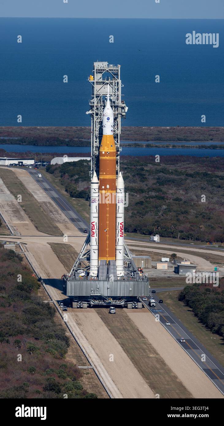 Der NASA-Raupentransporter 2, der die Artemis II SLS-Rakete (Space Launch System) der NASA mit dem Orion-Raumschiff trägt, der am mobilen Trägerraketen 1 befestigt ist, rollt am Mittwoch, 25. Februar 2026, zurück zum Fahrzeugmontagegebäude im Kennedy Space Center der NASA in Florida, um den Fluss von Helium in die obere Stufe der Rakete, die zwischenzeitliche Phase des kryogenen Antriebs, zu untersuchen. Sobald die SLS-Rakete fertig ist, wird sie zum Launch Complex 39B zurückkehren, um vier Astronauten um den Mond und zurück für den Artemis II-Testflug vorzubereiten. Eine optimierte Version eines Originalbildes der NASA. Quelle: NASA/CSHuston Stockfoto