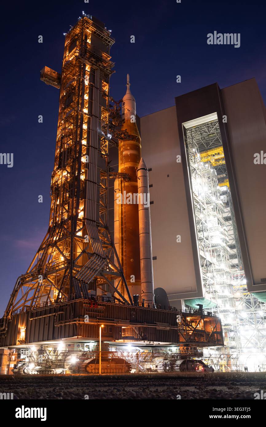 Die Artemis II SLS-Rakete (Space Launch System) der NASA und die Orion-Raumsonde werden am Mittwoch, den 25. Februar 2026, im Kennedy Space Center der NASA in Florida zum Vehicle Assembly Building zurückgebracht. Die Teams werden ein Problem mit dem Helium-Fluss beheben, das auf der Zwischenstufe des kryogenen Antriebs der Rakete auftritt, bevor sie die Rakete und das Raumschiff zurück zum Launch Complex 39B für die Artemis II-Mission um den Mond Rollen. Eine optimierte Version eines Originalbildes der NASA. Quelle: NASA/JKraus Stockfoto