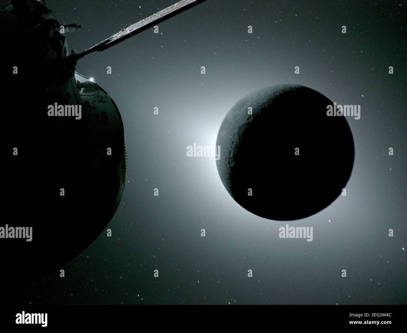 Der Mond, der hier während einer Sonnenfinsternis am 6. April 2026 von der Sonne hinterleuchtet wird, wird von einer der Kameras auf den Flügeln der Orion-Raumsonde fotografiert. Orion ist im Vordergrund links zu sehen. Die Erde reflektiert das Sonnenlicht am linken Rand des Mondes, das etwas heller ist als der Rest der Scheibe. Der helle Fleck, der direkt unter dem rechten unteren Rand des Mondes sichtbar ist, ist Saturn. Darüber hinaus ist der helle Punkt am rechten Bildrand Mars. 6. April 2026 eine optimierte hochauflösende Version eines Originalbildes der NASA: Credit: NASA Stockfoto